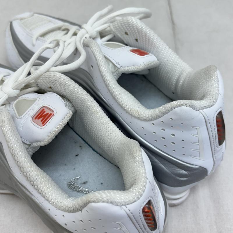 ナイキ NIKE スニーカー スニーカー AR3565-101 WMNS SHOX R4 White Metallic ウィメンズ ショックス4 スニーカー ホワイト メタリック 27.0cm レディース USED 古着 中古 50143681