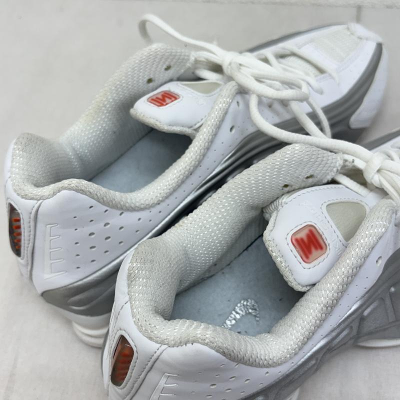 ナイキ NIKE スニーカー スニーカー AR3565-101 WMNS SHOX R4 White Metallic ウィメンズ ショックス4 スニーカー ホワイト メタリック 27.0cm レディース USED 古着 中古 50143681