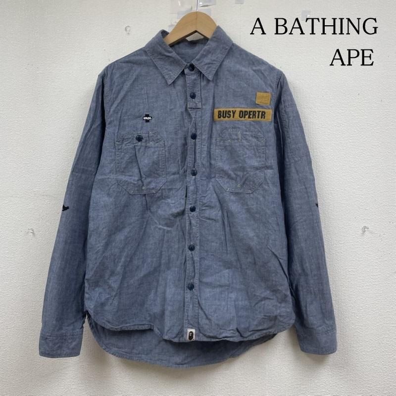 アベイシングエイプ A BATHING APE シャツ、ブラウス 長袖 BUSY OPERTR CHAMBRAY SHIRT バックロゴ シャンブレー ワークシャツ 2024030931 M ロゴ、文字 X プリント 水色 / ライトブルー / メンズ USED 古着 中古 50147757
