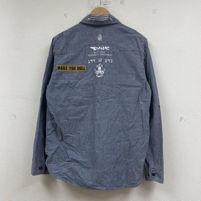 アベイシングエイプ A BATHING APE シャツ、ブラウス 長袖 BUSY OPERTR CHAMBRAY SHIRT バックロゴ シャンブレー ワークシャツ 2024030931 M ロゴ、文字 X プリント 水色 / ライトブルー / メンズ USED 古着 中古 50147757