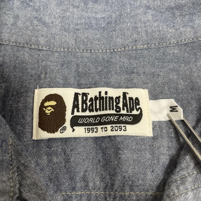 アベイシングエイプ A BATHING APE シャツ、ブラウス 長袖 BUSY OPERTR CHAMBRAY SHIRT バックロゴ シャンブレー ワークシャツ 2024030931 M ロゴ、文字 X プリント 水色 / ライトブルー / メンズ USED 古着 中古 50147757