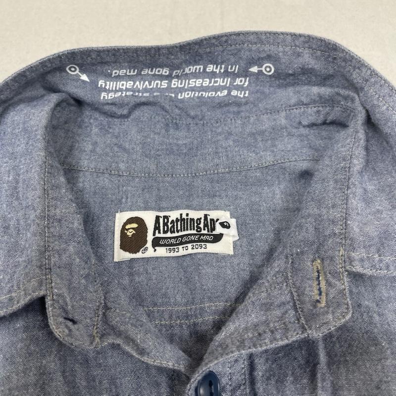 アベイシングエイプ A BATHING APE シャツ、ブラウス 長袖 BUSY OPERTR CHAMBRAY SHIRT バックロゴ シャンブレー ワークシャツ 2024030931 M ロゴ、文字 X プリント 水色 / ライトブルー / メンズ USED 古着 中古 50147757