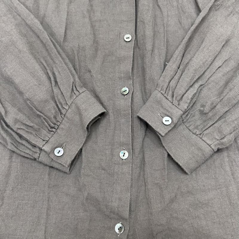 ミディウミ MidiUmi シャツ、ブラウス 長袖 ノーカラーシャツ フリル ギャザーデザイン チャコールグレー シェルボタン - 無地 チャコールグレー / チャコールグレー / レディース USED 古着 中古 50147912