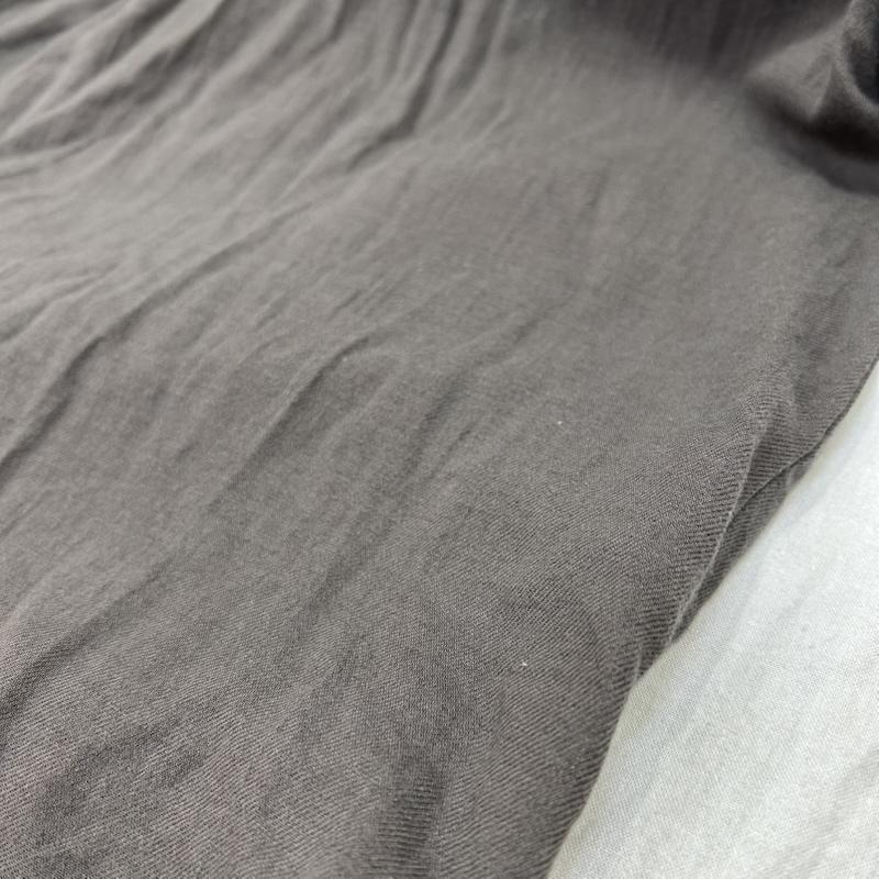 ミディウミ MidiUmi シャツ、ブラウス 長袖 ノーカラーシャツ フリル ギャザーデザイン チャコールグレー シェルボタン - 無地 チャコールグレー / チャコールグレー / レディース USED 古着 中古 50147912