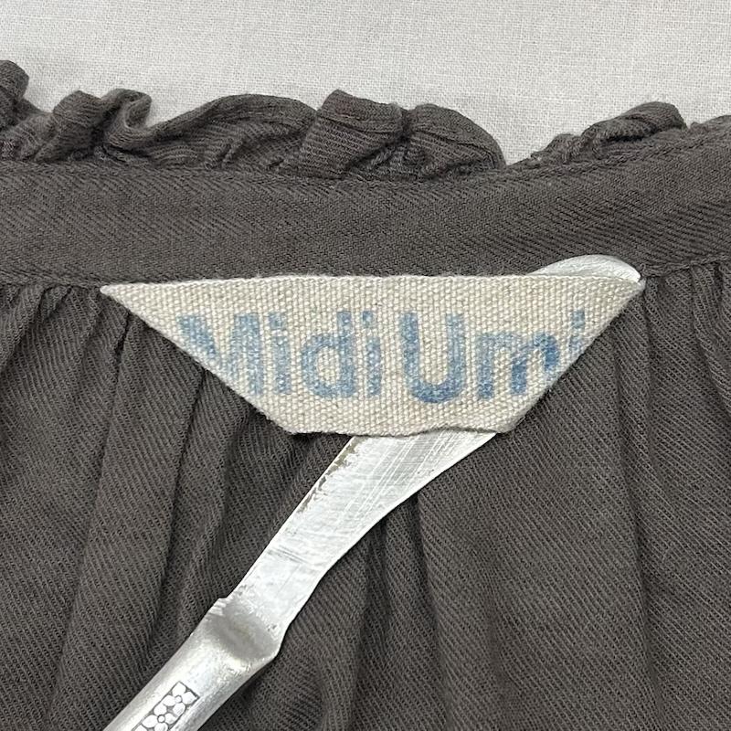 ミディウミ MidiUmi シャツ、ブラウス 長袖 ノーカラーシャツ フリル ギャザーデザイン チャコールグレー シェルボタン - 無地 チャコールグレー / チャコールグレー / レディース USED 古着 中古 50147912