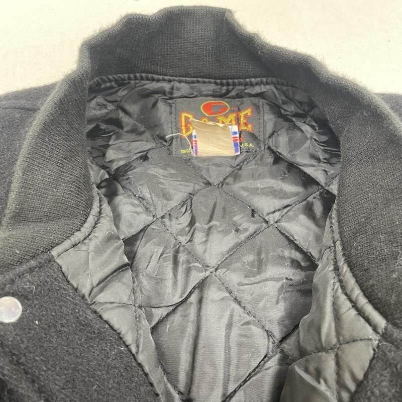 古着 USED ジャケット、上着 ジャンパー、ブルゾン GAME SPORTSWEAR スタジャン スタジアム ジャンパー ブルゾン スナップボタン ロゴ 刺繍 DISTRICT COUNCIL サイズ3XL - ロゴ、文字 X 刺繍 黒 / ブラック / black メンズ USED 古着 中古 50148726