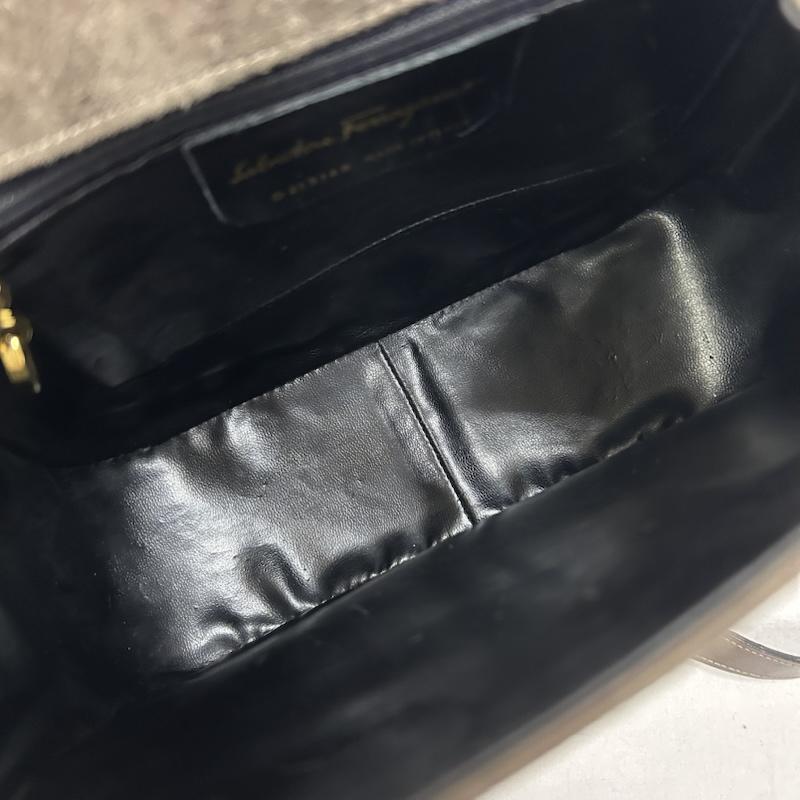 サルヴァトーレフェラガモ Salvatore Ferragamo ショルダーバッグ ショルダーバッグ スエードバッグ 斜め掛け クロスボディバッグ ガンチーニ イタリア製 ゴールド金具 - 無地 茶 / ブラウン / brown レディース USED 古着 中古 50150263