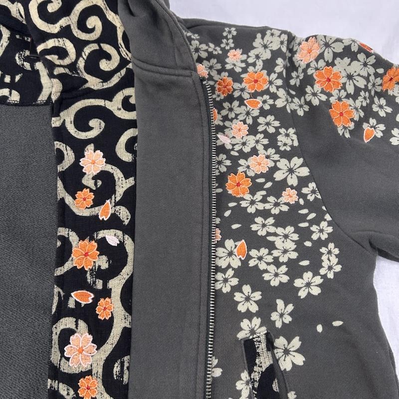 サンマルイチ 参丸一 パーカー 長袖 和柄 サクラ刺繍 唐草模様 フルジップアップフーディー 重ね着風 グレー L L 花柄 X 刺繍 灰 / グレー / gray メンズ USED 古着 中古 50150820