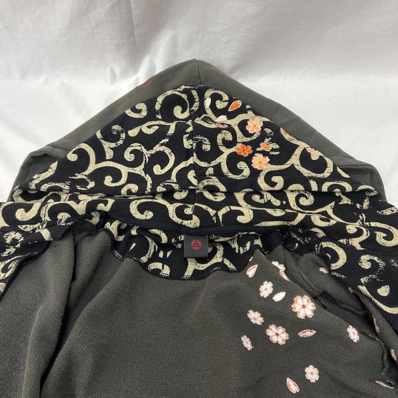 サンマルイチ 参丸一 パーカー 長袖 和柄 サクラ刺繍 唐草模様 フルジップアップフーディー 重ね着風 グレー L L 花柄 X 刺繍 灰 / グレー / gray メンズ USED 古着 中古 50150820
