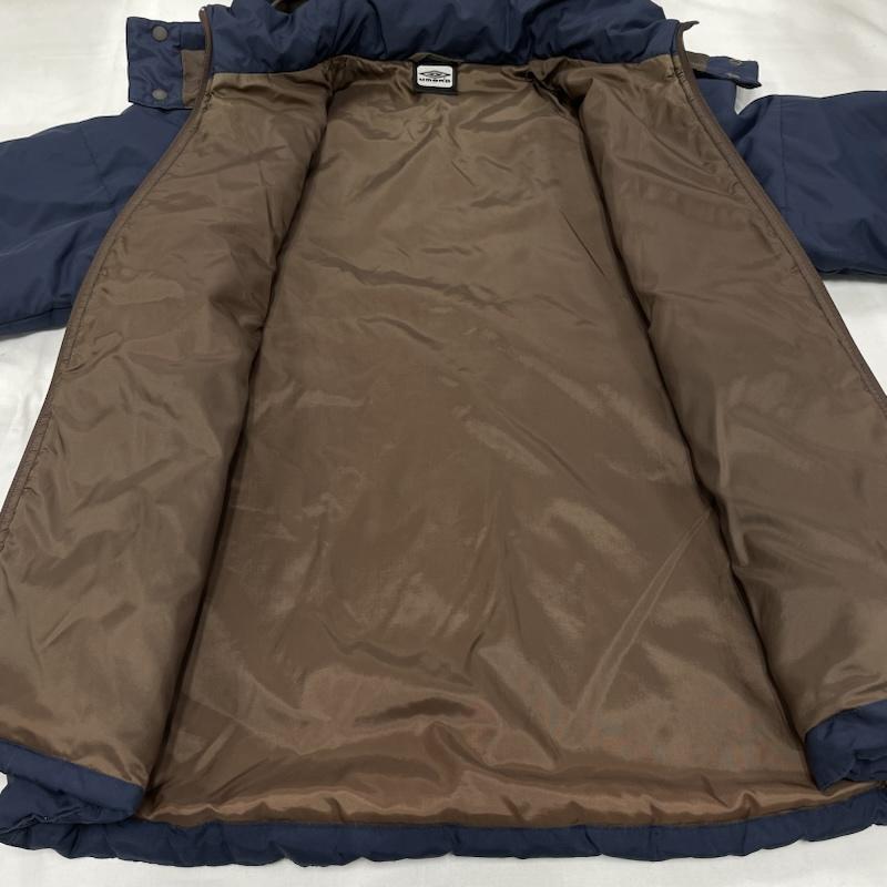 アール・ニューボールド R.NEWBOLD ジャケット、上着 ダウンジャケット UMBRO コラボ 中綿 ジャケット フード ロゴ パッチ 刺繍 デサント M 無地 X ロゴ、文字 X 刺繍 茶 / ブラウン / brown X 紺 / ネイビー / navy メンズ USED 古着 中古 50150861