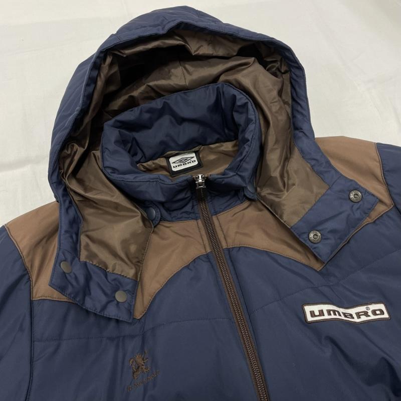 アール・ニューボールド R.NEWBOLD ジャケット、上着 ダウンジャケット UMBRO コラボ 中綿 ジャケット フード ロゴ パッチ 刺繍 デサント M 無地 X ロゴ、文字 X 刺繍 茶 / ブラウン / brown X 紺 / ネイビー / navy メンズ USED 古着 中古 50150861