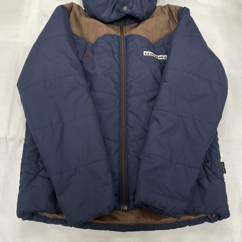 アール・ニューボールド R.NEWBOLD ジャケット、上着 ダウンジャケット UMBRO コラボ 中綿 ジャケット フード ロゴ パッチ 刺繍 デサント M 無地 X ロゴ、文字 X 刺繍 茶 / ブラウン / brown X 紺 / ネイビー / navy メンズ USED 古着 中古 50150861
