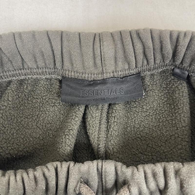 エッセンシャルズ ESSENTIALS パンツ ワークパンツ、ペインターパンツ Fear of God FOG フロント ワンポイント ラバー ロゴ スウェット パンツ XS カーキ / カーキ / khaki メンズ USED 古着 中古 50151103