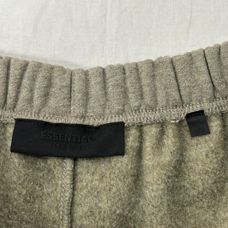 フィアーオブゴッド Fear of God ボトムス ボトムス ESSENTIALS エッセンシャルズ Fleece Relaxed Sweatpant コアフリースワイドパンツ ゴムラベル ヘザーグレー S ロゴ、文字 X プリント 灰 / グレー / gray メンズ USED 古着 中古 50151343