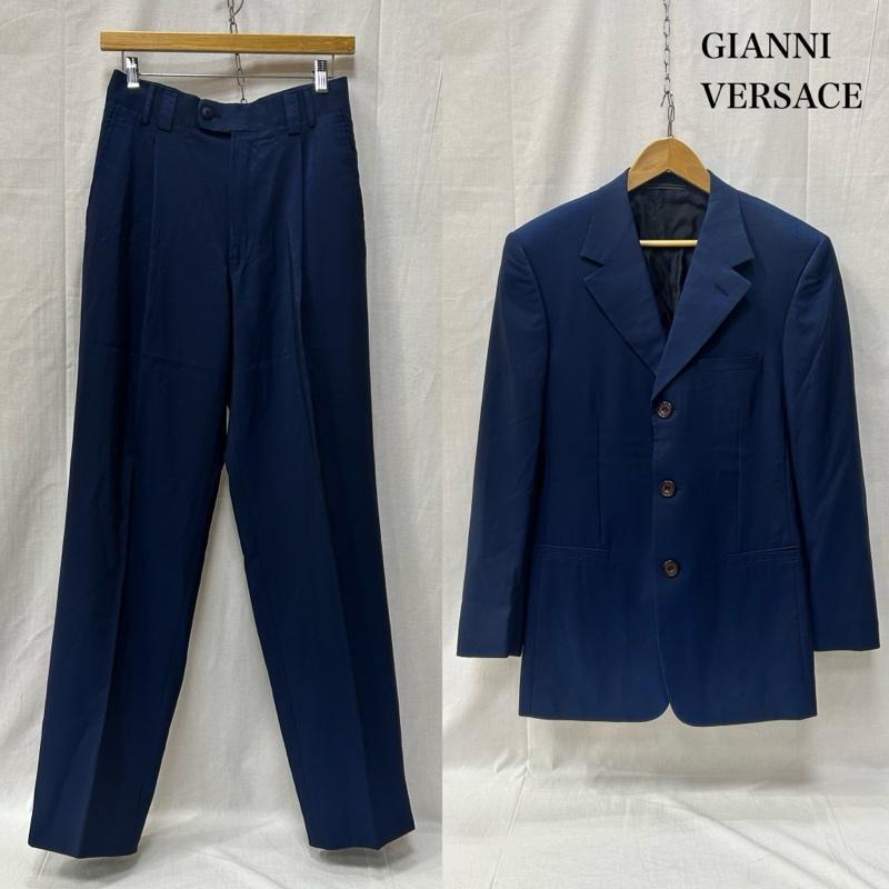 ジャンニヴェルサーチ GIANNI VERSACE スーツ スーツ ノッチドラペル ノーベント 3つボタン セットアップ ウールスーツ ネイビー グレカ柄 メデューサ - 無地 紺 / ネイビー / navy メンズ USED 古着 中古 50153764
