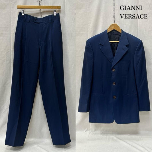 ジャンニヴェルサーチ GIANNI VERSACE スーツ スーツ ノッチドラペル ノーベント 3つボタン セットアップ ウールスーツ ネイビー グレカ柄 メデューサ - 無地 紺 / ネイビー / navy メンズ USED 古着 中古 50153764