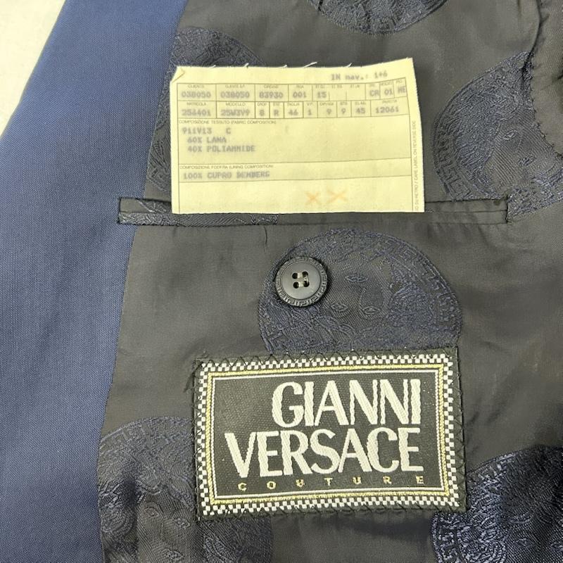 ジャンニヴェルサーチ GIANNI VERSACE スーツ スーツ ノッチドラペル ノーベント 3つボタン セットアップ ウールスーツ ネイビー グレカ柄 メデューサ - 無地 紺 / ネイビー / navy メンズ USED 古着 中古 50153764