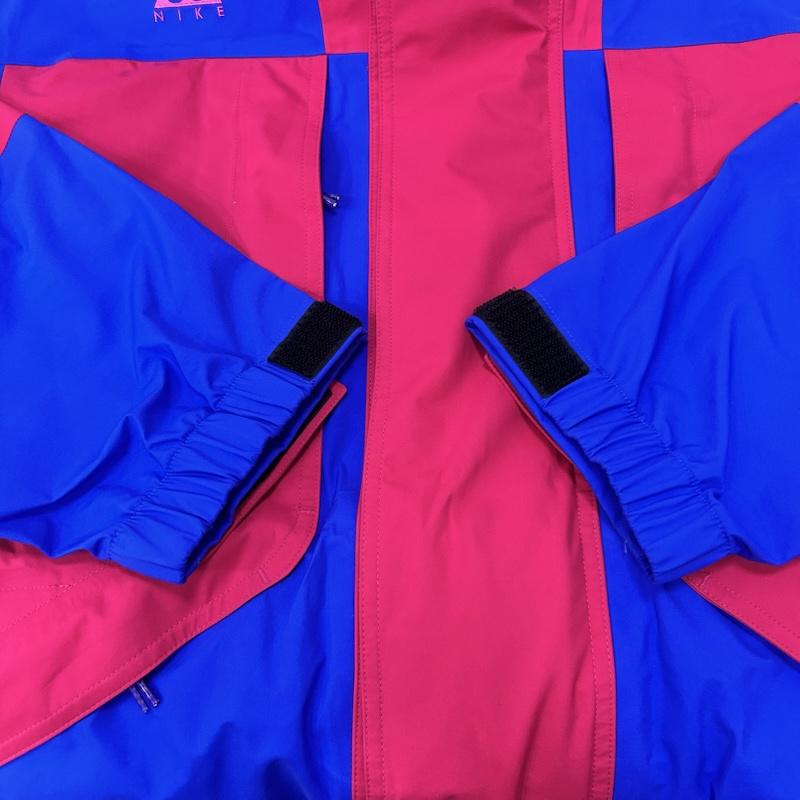 ナイキ エィシージー NIKE ACG ジャケット、上着 ジャンパー、ブルゾン GORE-TEX JACKET RACER PINK ゴアテックス ジャケット マウンテンパーカー ラッシュピンク BQ3445-666 M ロゴ、文字 青 / ブルー / blue X 桃 / ピンク / pink メンズ USED 古着 中古 50154261
