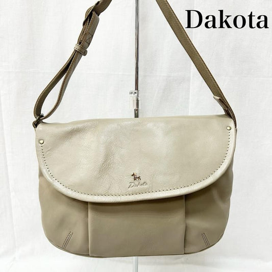 ダコタ Dakota ショルダーバッグ ショルダーバッグ 牛革ショルダーバッグ B5サイズ かぶせ形 グレージュ 馬刺繍 ロゴ型押し - ロゴ、文字 X ワンポイント ベージュ / ベージュ / beige レディース USED 古着 中古 50155132