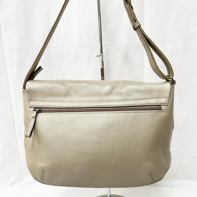 ダコタ Dakota ショルダーバッグ ショルダーバッグ 牛革ショルダーバッグ B5サイズ かぶせ形 グレージュ 馬刺繍 ロゴ型押し - ロゴ、文字 X ワンポイント ベージュ / ベージュ / beige レディース USED 古着 中古 50155132