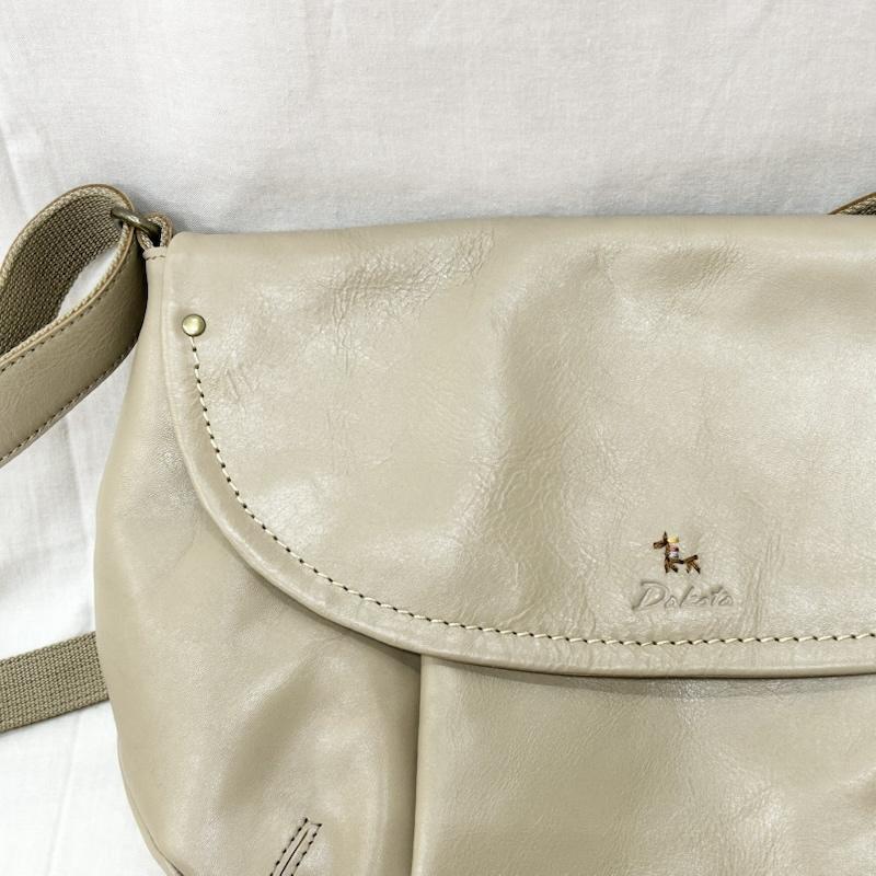 ダコタ Dakota ショルダーバッグ ショルダーバッグ 牛革ショルダーバッグ B5サイズ かぶせ形 グレージュ 馬刺繍 ロゴ型押し - ロゴ、文字 X ワンポイント ベージュ / ベージュ / beige レディース USED 古着 中古 50155132