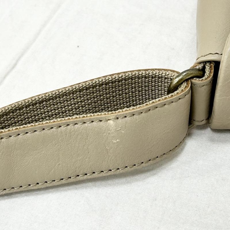 ダコタ Dakota ショルダーバッグ ショルダーバッグ 牛革ショルダーバッグ B5サイズ かぶせ形 グレージュ 馬刺繍 ロゴ型押し - ロゴ、文字 X ワンポイント ベージュ / ベージュ / beige レディース USED 古着 中古 50155132