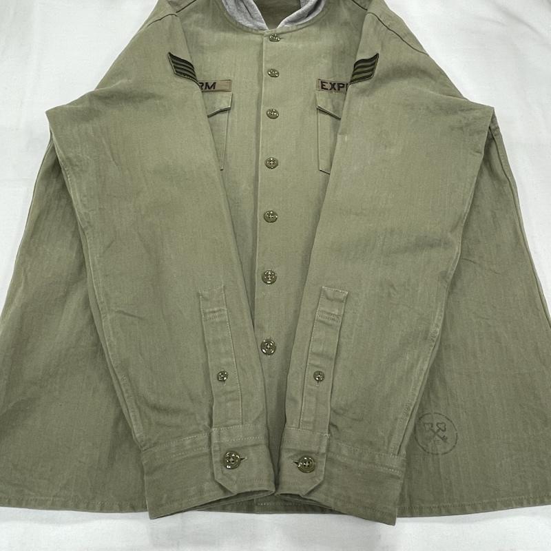 ユニフォームエクスペリメント uniform experiment シャツ、ブラウス 長袖 ミリタリー フーデッド 長袖 シャツ ワッペン パッチ ロゴ 刺繍 フード ジャケット 2 ロゴ、文字 X 刺繍 カーキ / カーキ / khaki X 黒 / ブラック / black X 灰 / グレー / gray メンズ USED 古着 中古 50155952