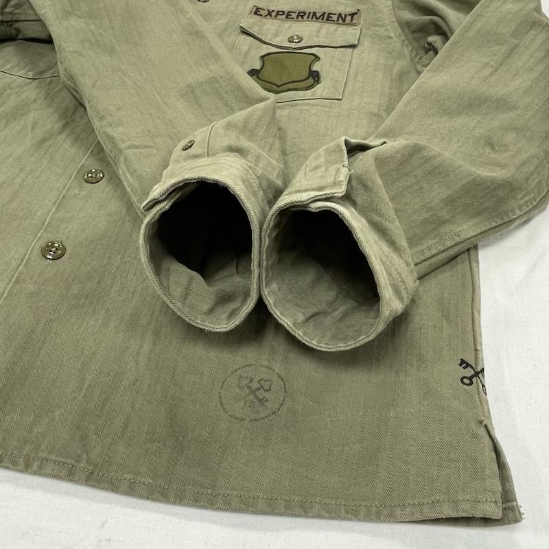 ユニフォームエクスペリメント uniform experiment シャツ、ブラウス 長袖 ミリタリー フーデッド 長袖 シャツ ワッペン パッチ ロゴ 刺繍 フード ジャケット 2 ロゴ、文字 X 刺繍 カーキ / カーキ / khaki X 黒 / ブラック / black X 灰 / グレー / gray メンズ USED 古着 中古 50155952