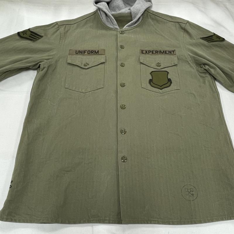 ユニフォームエクスペリメント uniform experiment シャツ、ブラウス 長袖 ミリタリー フーデッド 長袖 シャツ ワッペン パッチ ロゴ 刺繍 フード ジャケット 2 ロゴ、文字 X 刺繍 カーキ / カーキ / khaki X 黒 / ブラック / black X 灰 / グレー / gray メンズ USED 古着 中古 50155952