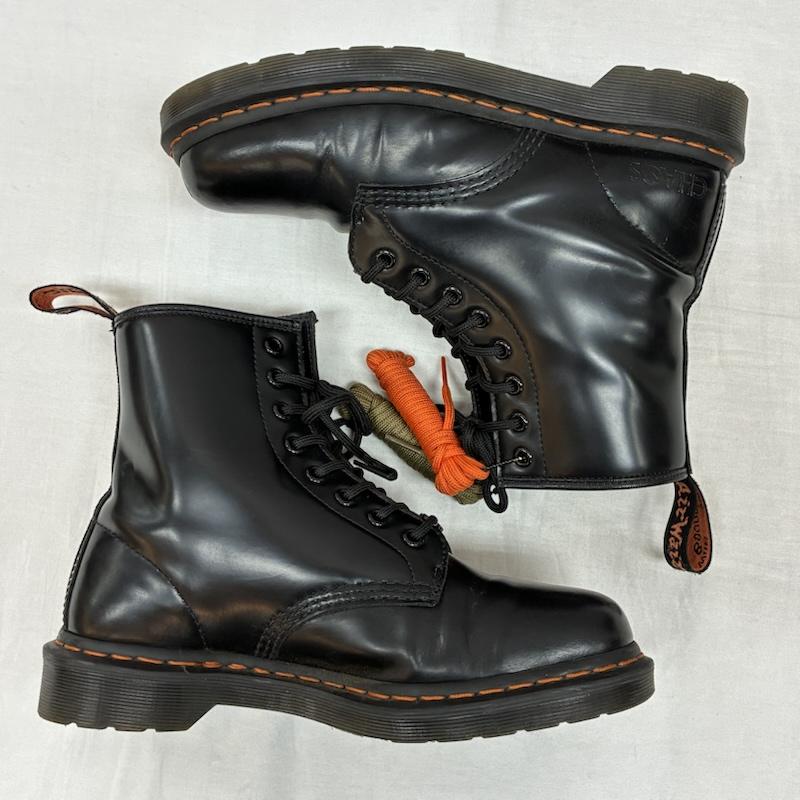 ドクターマーチン Dr.Martens ブーツ ショートブーツ BEAMS BABYLON トリプルネーム 1460 SMOOTH 8EYE レースアップ 8ホール ブーツ UK：7 ロゴ、文字 黒 / ブラック / black X 橙 / オレンジ / orange メンズ USED 古着 中古 50156197