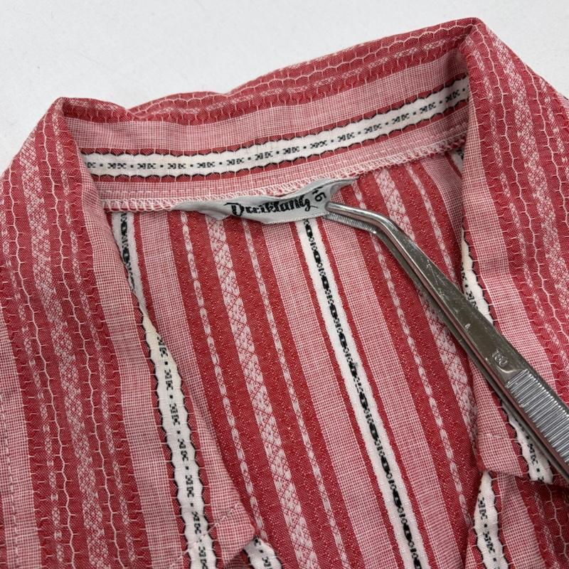ヴィンテージ VINTAGE シャツ、ブラウス 長袖 ストライプ 長袖 シャツ ポケット ヴィンテージ 46 ストライプ X 刺繍 赤 / レッド / red X 白 / ホワイト / white X 黒 / ブラック / black メンズ USED 古着 中古 50156236