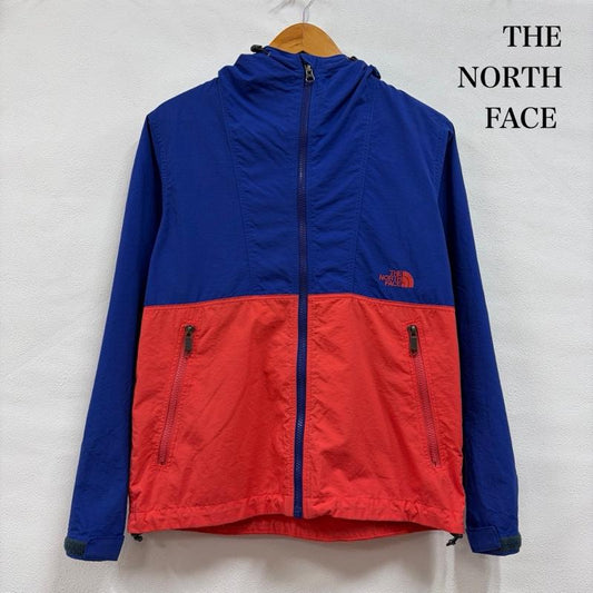 ザノースフェイス THE NORTH FACE ジャケット、上着 ジャンパー、ブルゾン コンパクトジャケット NPW71530 ナイロン マウンテンパーカー ロゴ 刺繍 フルジップ M ワンポイント X ロゴ、文字 X 刺繍 青 / ブルー / blue X 赤 / レッド / red レディース USED 古着 中古 50156557