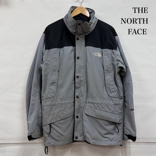 ザノースフェイス THE NORTH FACE ジャケット、上着 ジャンパー、ブルゾン マウンテンパーカー ロゴ 刺繍 ジャケット コート ダブルジップ フード S ワンポイント X ロゴ、文字 X 刺繍 灰 / グレー / gray X 黒 / ブラック / black X 白 / ホワイト / white メンズ USED 古着 中古 50156559