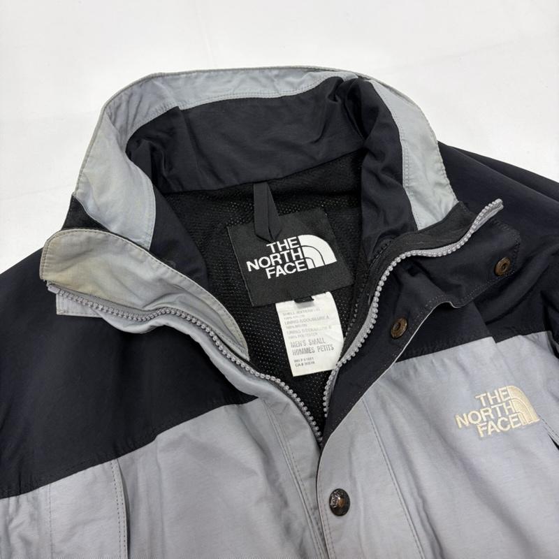 ザノースフェイス THE NORTH FACE ジャケット、上着 ジャンパー、ブルゾン マウンテンパーカー ロゴ 刺繍 ジャケット コート ダブルジップ フード S ワンポイント X ロゴ、文字 X 刺繍 灰 / グレー / gray X 黒 / ブラック / black X 白 / ホワイト / white メンズ USED 古着 中古 50156559