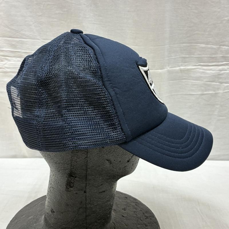 ヨシノリコタケ デザイン YOSHINORI KOTAKE DESIGN 帽子 キャップ 444 エンブレム 刺繍 ロゴ トラッカー メッシュ キャップ - ロゴ、文字 X 刺繍 紺 / ネイビー / navy メンズ USED 古着 中古 50156717