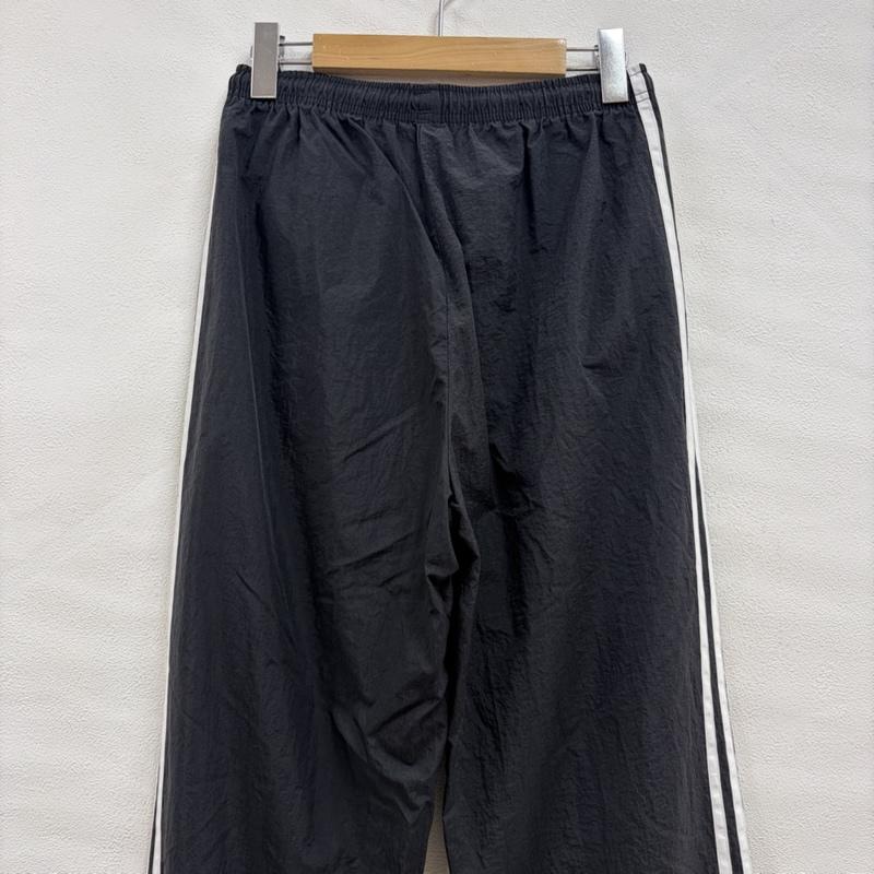 アディダス adidas パンツ ワークパンツ、ペインターパンツ ナイロン トラックパンツ サイドジップ ヴィンテージ 国旗タグ M ワンポイント X ロゴ、文字 X 刺繍 黒 / ブラック / black X 白 / ホワイト / white メンズ USED 古着 中古 50156990