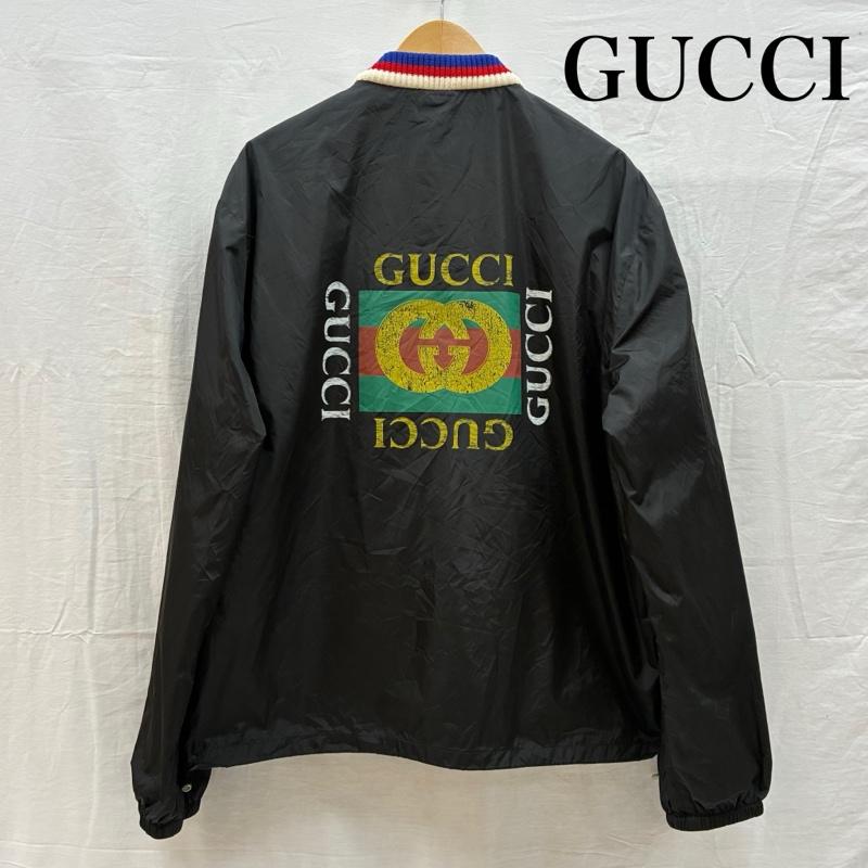 グッチ GUCCI ジャケット、上着 ジャンパー、ブルゾン 473302 Z719B オールド ロゴ バック プリント リブ カラー ジップアップ ナイロン ジャケット 54 - ロゴ、文字 X プリント 黒 / ブラック / black X 白 / ホワイト / white X 青 / ブルー / blue X 赤 / レッド / red メンズ USED 古着 中古 50157811