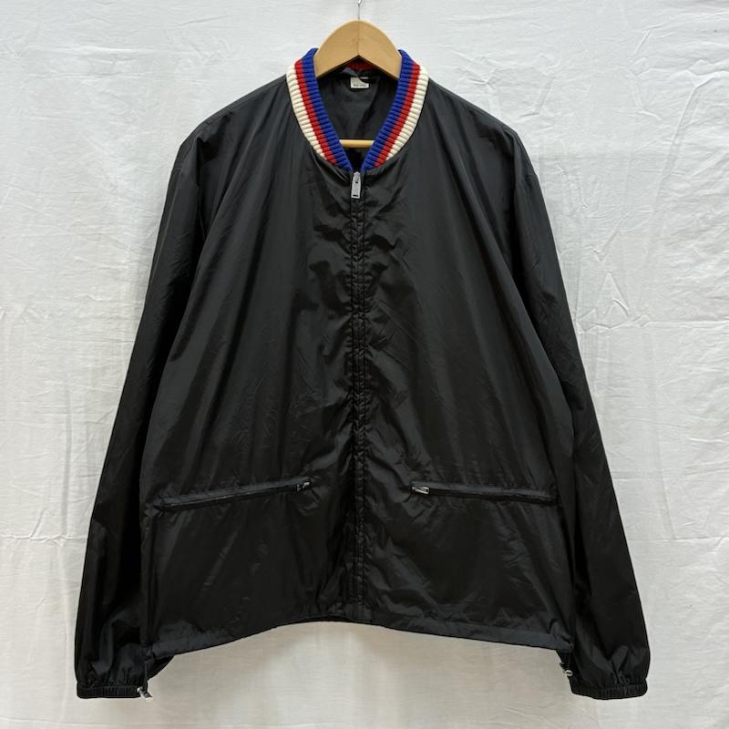 グッチ GUCCI ジャケット、上着 ジャンパー、ブルゾン 473302 Z719B オールド ロゴ バック プリント リブ カラー ジップアップ ナイロン ジャケット 54 - ロゴ、文字 X プリント 黒 / ブラック / black X 白 / ホワイト / white X 青 / ブルー / blue X 赤 / レッド / red メンズ USED 古着 中古 50157811