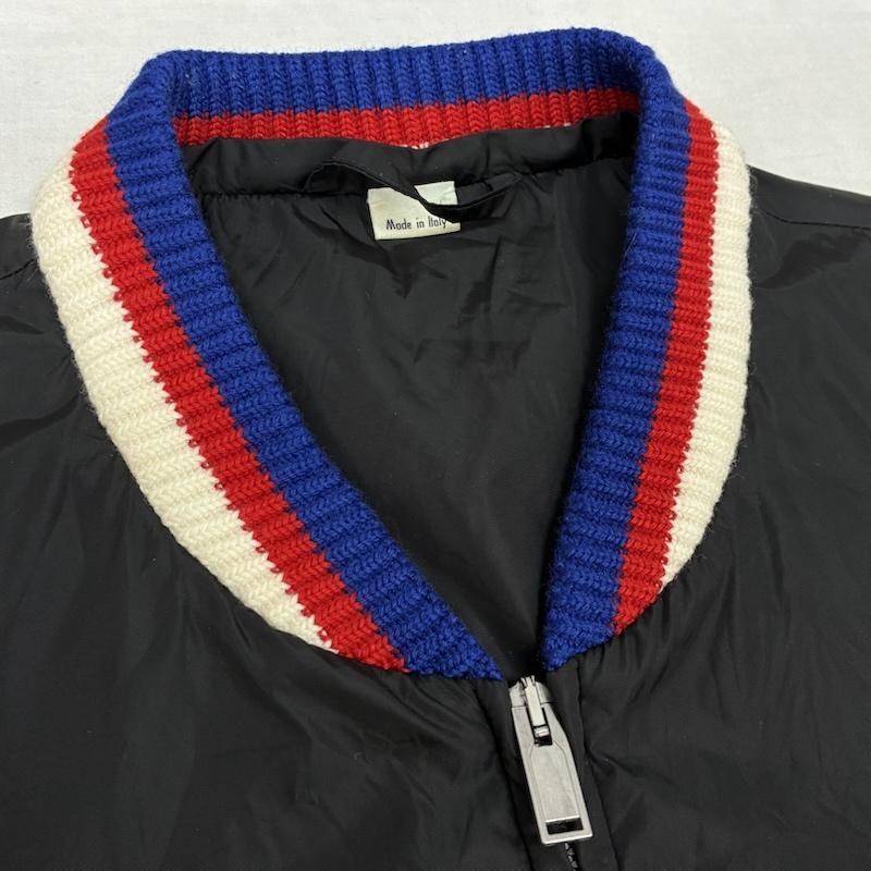 グッチ GUCCI ジャケット、上着 ジャンパー、ブルゾン 473302 Z719B オールド ロゴ バック プリント リブ カラー ジップアップ ナイロン ジャケット 54 - ロゴ、文字 X プリント 黒 / ブラック / black X 白 / ホワイト / white X 青 / ブルー / blue X 赤 / レッド / red メンズ USED 古着 中古 50157811