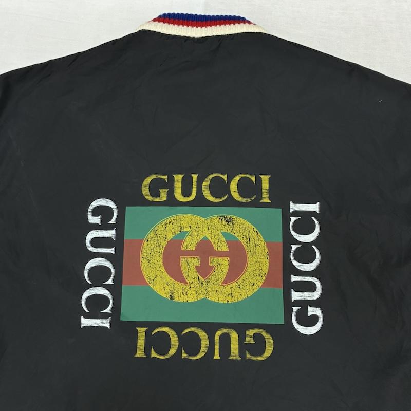 グッチ GUCCI ジャケット、上着 ジャンパー、ブルゾン 473302 Z719B オールド ロゴ バック プリント リブ カラー ジップアップ ナイロン ジャケット 54 - ロゴ、文字 X プリント 黒 / ブラック / black X 白 / ホワイト / white X 青 / ブルー / blue X 赤 / レッド / red メンズ USED 古着 中古 50157811
