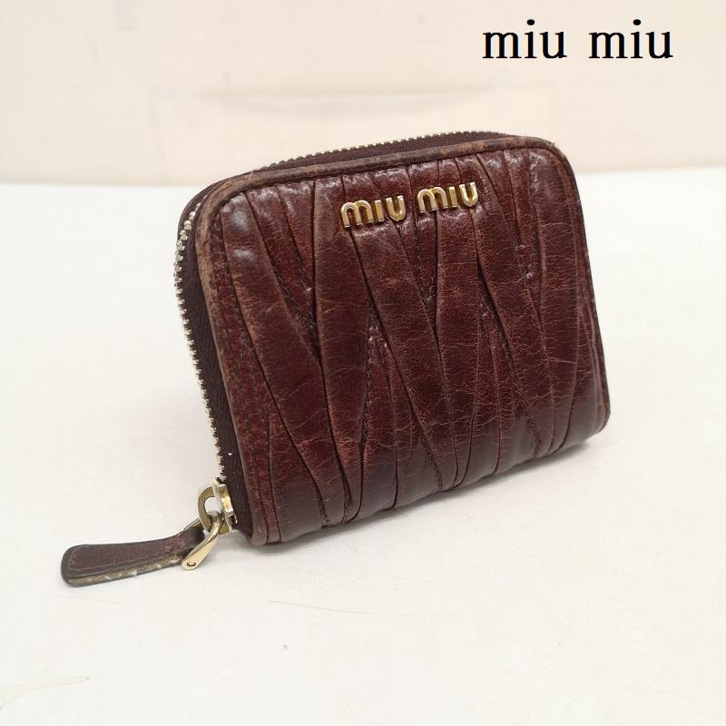 ミュウミュウ miu miu 財布 コンパクト財布 ナッパレザー マテラッセ モチーフ ジップ ミニ 財布 コインケース 小銭入れ - ボルドー / ボルドー / レディース USED 古着 中古 50158425