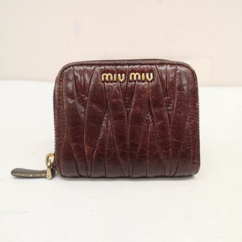 ミュウミュウ miu miu 財布 コンパクト財布 ナッパレザー マテラッセ モチーフ ジップ ミニ 財布 コインケース 小銭入れ - ボルドー / ボルドー / レディース USED 古着 中古 50158425