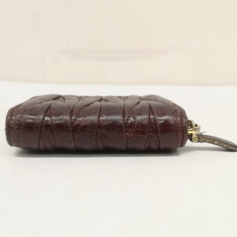 ミュウミュウ miu miu 財布 コンパクト財布 ナッパレザー マテラッセ モチーフ ジップ ミニ 財布 コインケース 小銭入れ - ボルドー / ボルドー / レディース USED 古着 中古 50158425