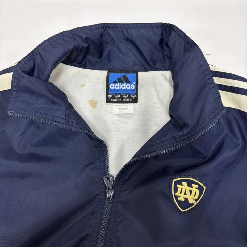 アディダス adidas ジャケット、上着 ジャンパー、ブルゾン 90s ナイロンジャケット カレッジロゴ ノートル大学 刺繍 フルジップ ストライプ L ロゴ、文字 X 刺繍 紺 / ネイビー / navy X 白 / ホワイト / white メンズ USED 古着 中古 50158431