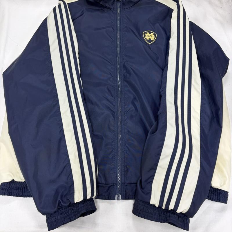 アディダス adidas ジャケット、上着 ジャンパー、ブルゾン 90s ナイロンジャケット カレッジロゴ ノートル大学 刺繍 フルジップ ストライプ L ロゴ、文字 X 刺繍 紺 / ネイビー / navy X 白 / ホワイト / white メンズ USED 古着 中古 50158431