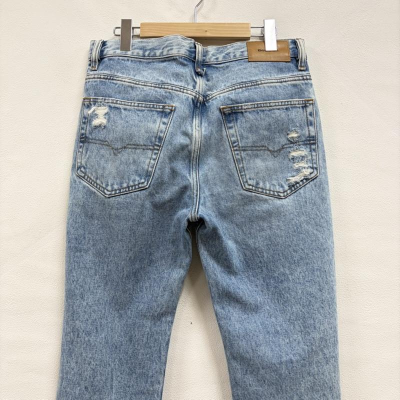 ディーゼル DIESEL パンツ デニム、ジーンズ ダメージ クラッシュ デニム ジーンズ ボタンフライ レザーパッチ ロゴ 30インチ ダメージ加工 メンズ USED 古着 中古 50159117