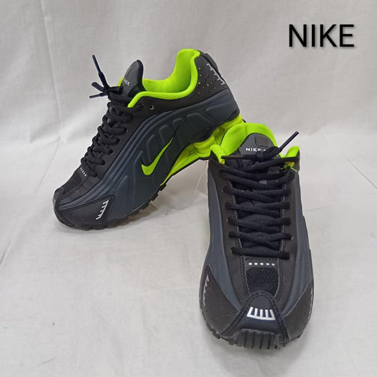 ナイキ NIKE スニーカー スニーカー CW2626-002 Nike GS Shox R4 Black Volt US5Y/23.5cm 23.5cm 無地 黒 / ブラック / black X 薄緑 / ライトグリーン / レディース USED 古着 中古 50159381