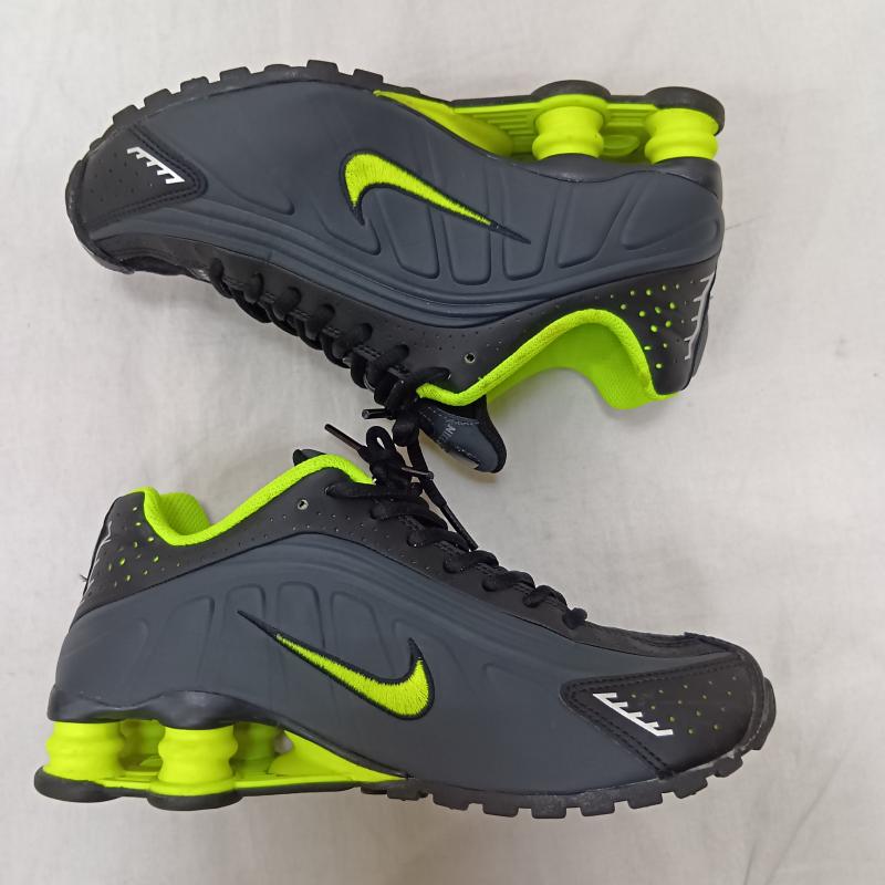 ナイキ NIKE スニーカー スニーカー CW2626-002 Nike GS Shox R4 Black Volt US5Y/23.5cm 23.5cm 無地 黒 / ブラック / black X 薄緑 / ライトグリーン / レディース USED 古着 中古 50159381