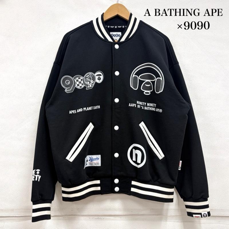 アベイシングエイプ A BATHING APE ジャケット、上着 ジャンパー、ブルゾン 9090 コラボ グラフィック スタジャン ロゴ プリント M プリント X ロゴ、文字 黒 / ブラック / black X 白 / ホワイト / white メンズ USED 古着 中古 50159613