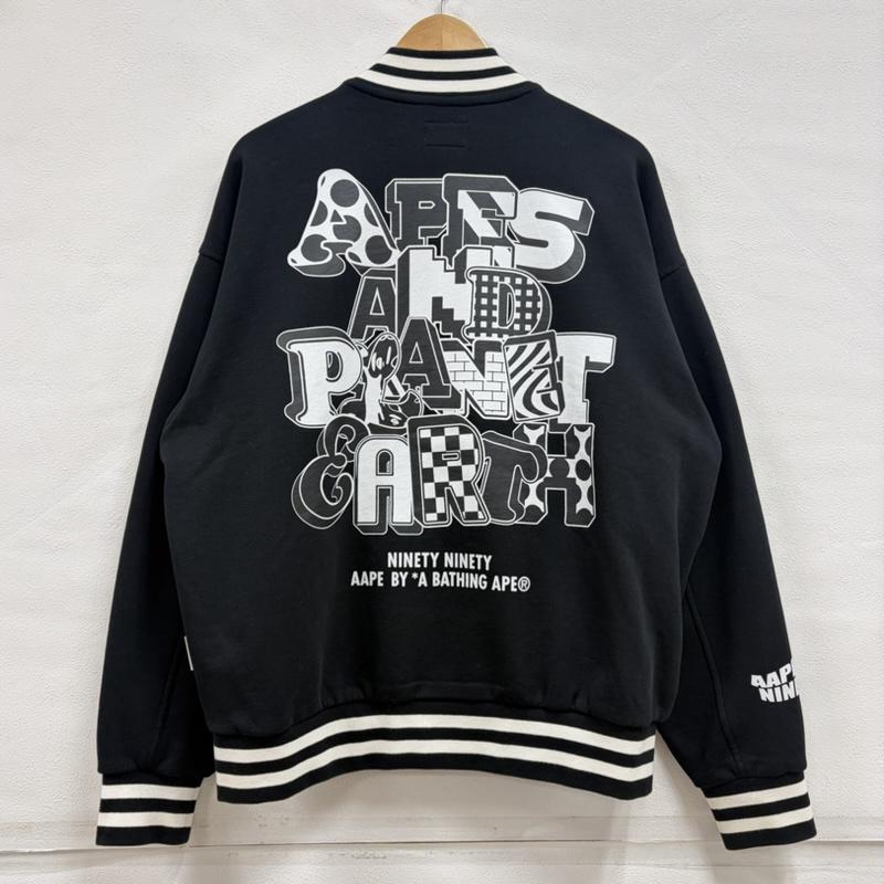 アベイシングエイプ A BATHING APE ジャケット、上着 ジャンパー、ブルゾン 9090 コラボ グラフィック スタジャン ロゴ プリント M プリント X ロゴ、文字 黒 / ブラック / black X 白 / ホワイト / white メンズ USED 古着 中古 50159613